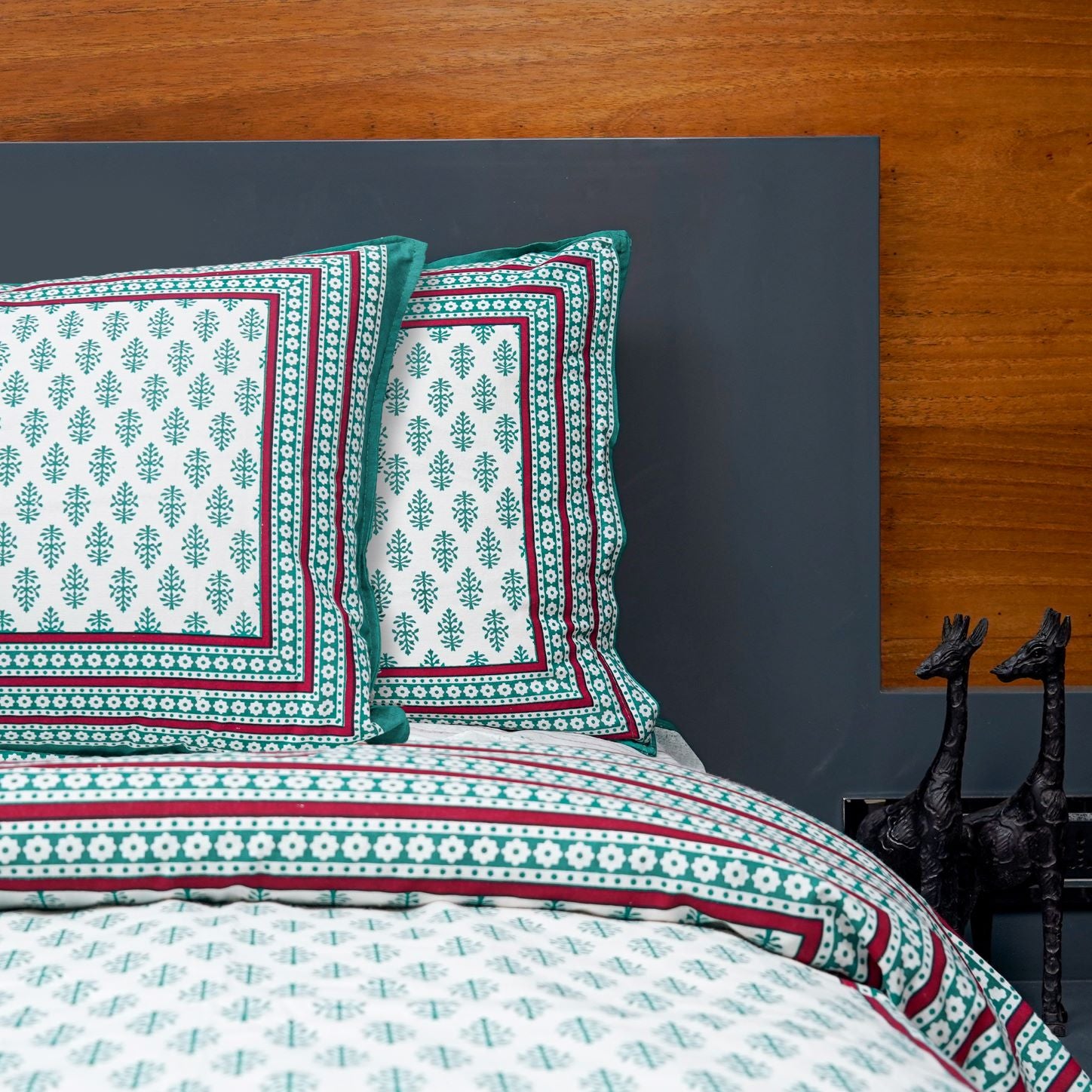 Inizio Cotton Queen Size Jaipuri Bedsheet along with 2 Pillow Covers Motif Print with Red Border Lightweight & Long Lasting Fabric Fit for All Seasons