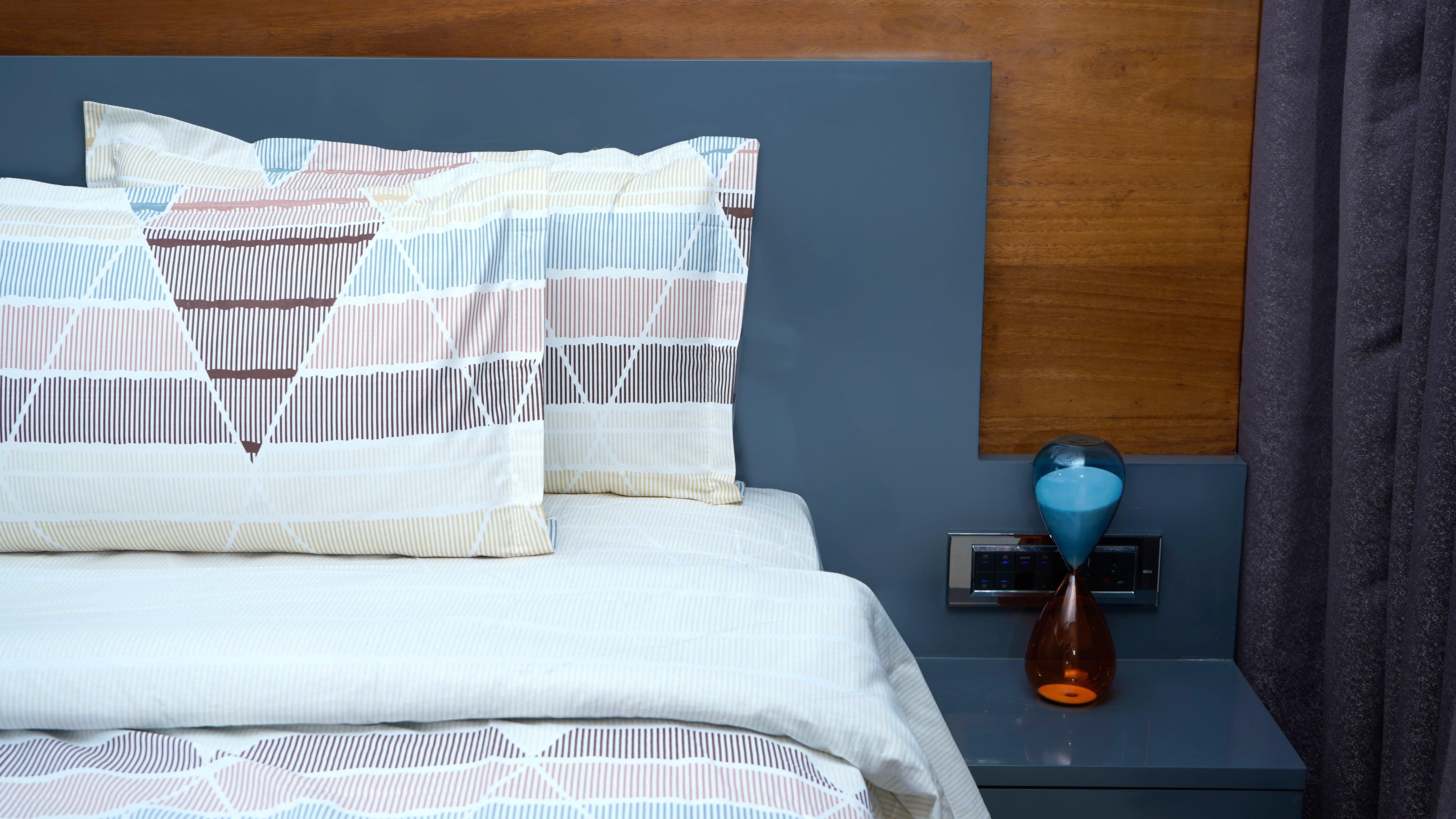 Shaded Grey & Brown Triangular 100% Cotton King Size Double Bedsheet with two pillow covers