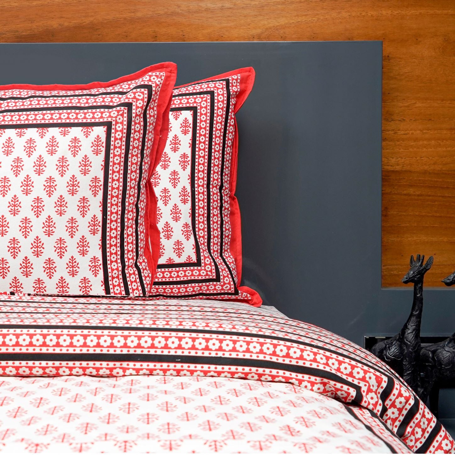 Inizio Cotton Queen Size Jaipuri Bedsheet along with 2 Pillow Covers Motif Print with Black Border Comfortable & Lightweight Fabric Fit for All Seasons