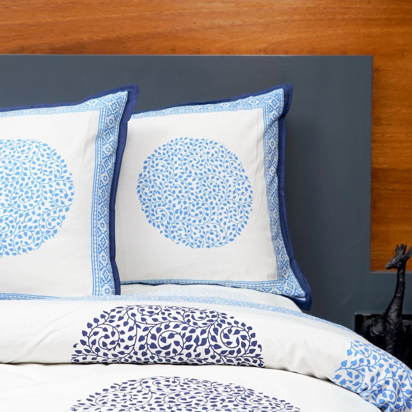 Inizio Hand Block Printed Queen Size Cotton Bedsheet with 2 Soft Pillow Covers Rajasthani Ethnic Jaipuri Design Blue & White Circle Print 220 Thread Count