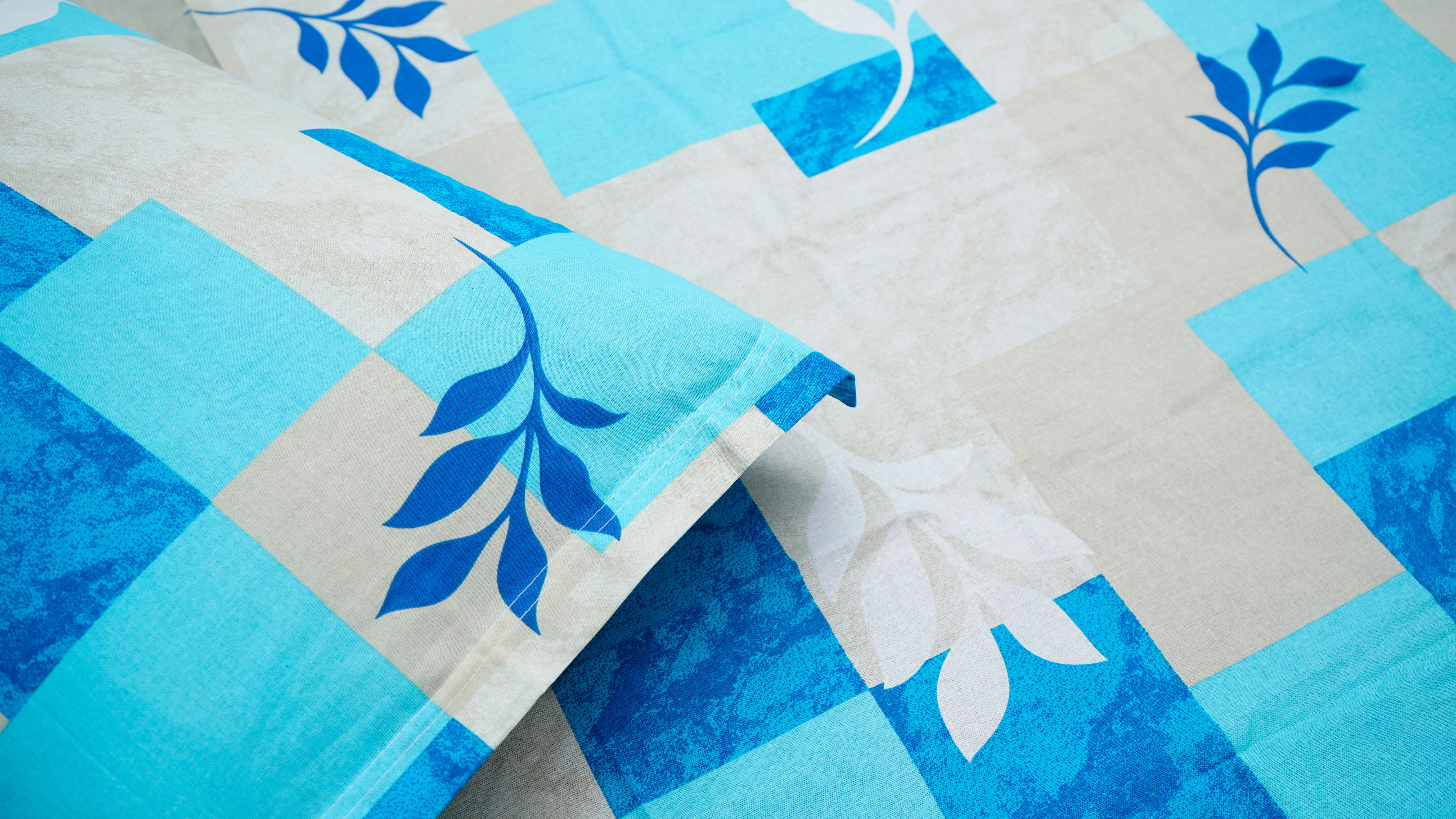 Blue checkered leaf motif 100% cotton queen size double bedsheet with two pillow covers