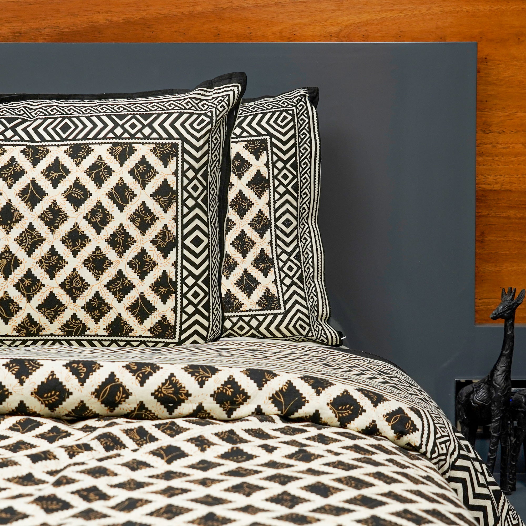 Inizio Rajasthani Sanganeri Hand Block Printed Queen Size Bedsheet with Two Matching Pillow Covers Natural Cotton Comfortable Sleep Flat Bedsheets Color – Black