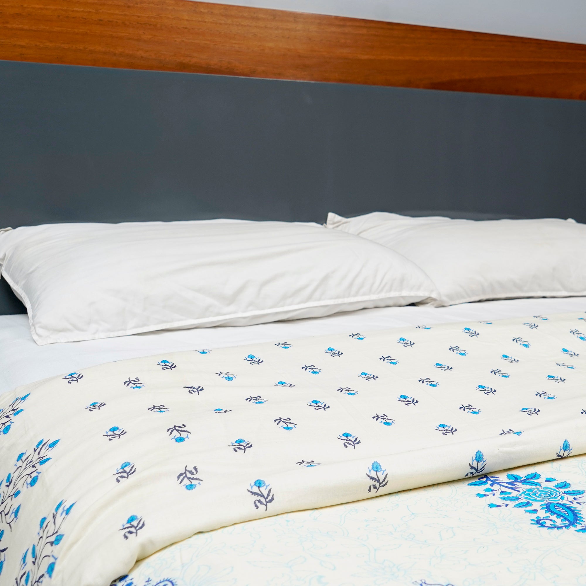Inizio Soft Cotton Rajasthani Jaipuri Pattern Reversible and Breathable Fabric Dohar for Queen Size Bed, Lightweight AC Blanket for Indoor and Outdoor Use (Blue and Off White)