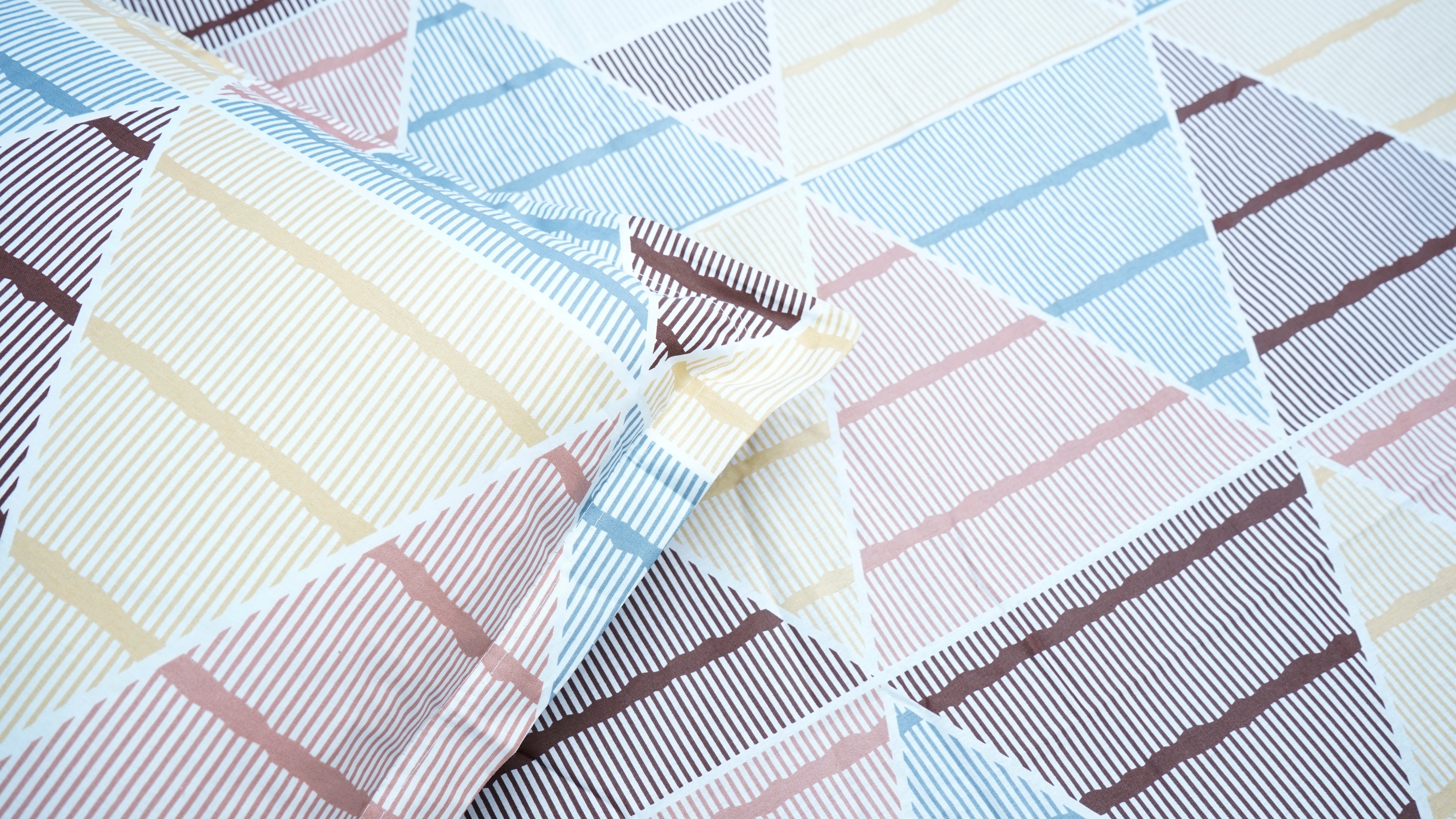 Shaded Grey & Brown Triangular 100% Cotton King Size Double Bedsheet with two pillow covers