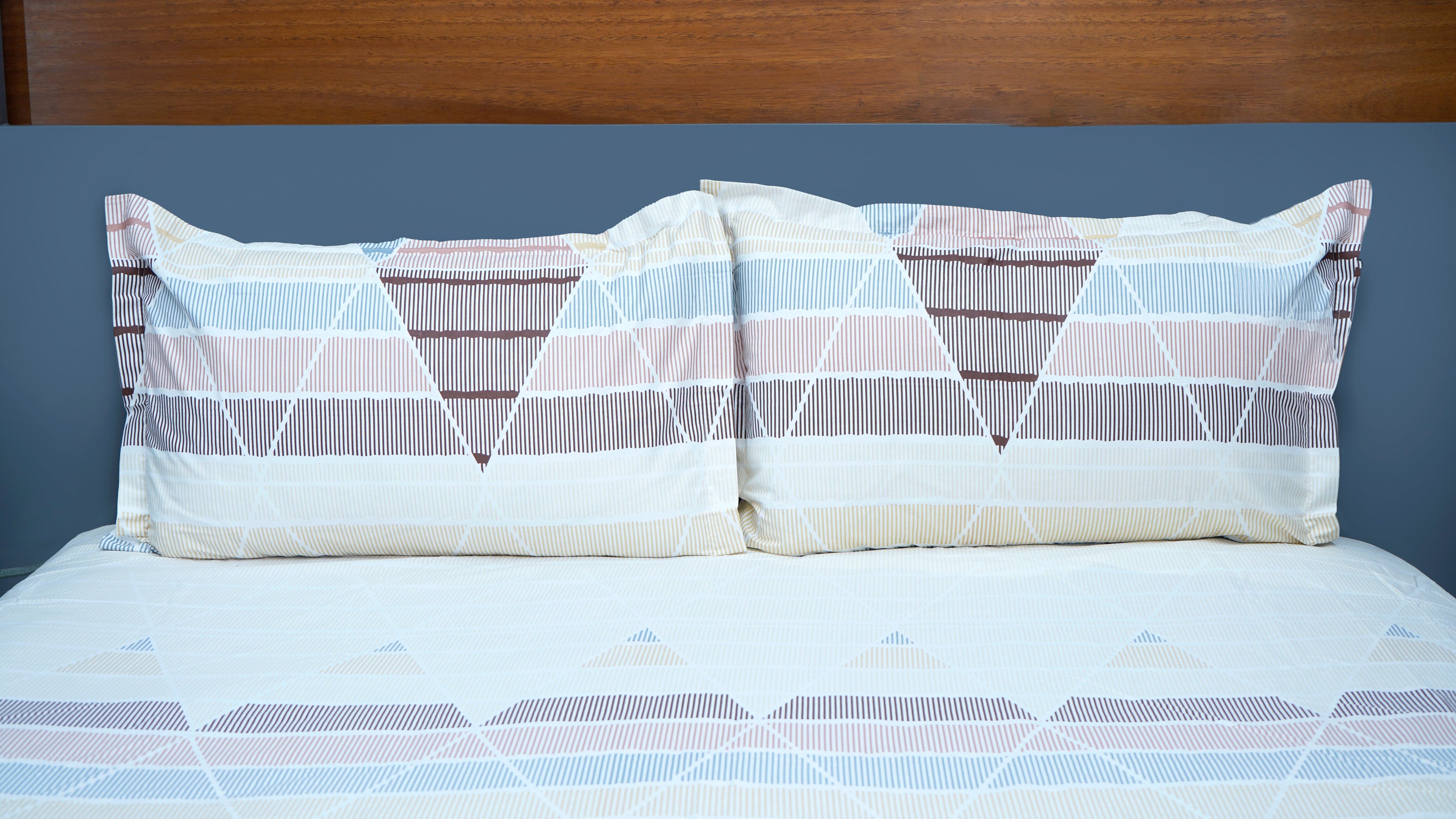 Shaded Grey & Brown Triangular 100% Cotton King Size Double Bedsheet with two pillow covers