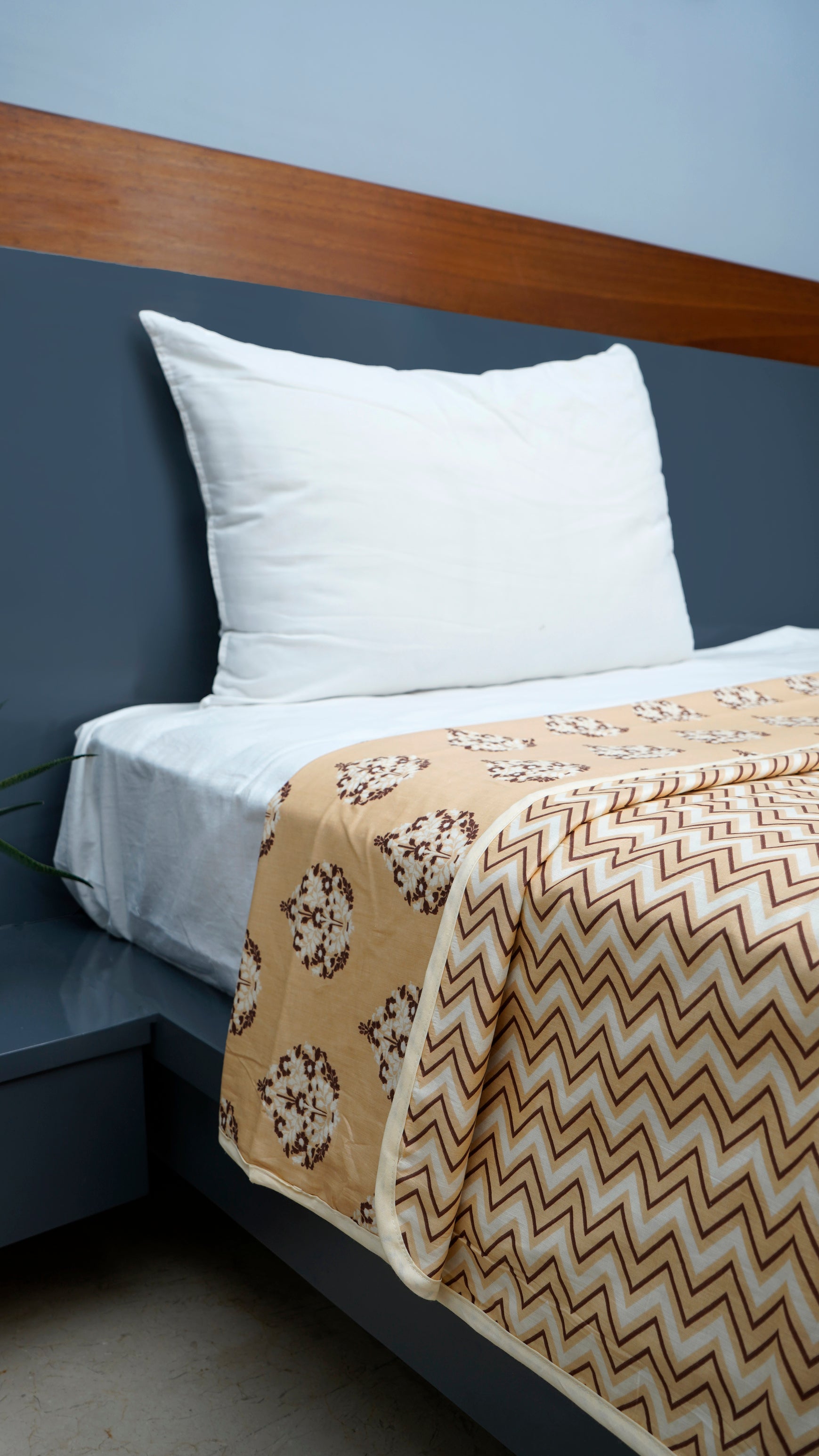 100% Cotton reversible single size Dohar/AC Blankets with Brown zig zag and floral prints