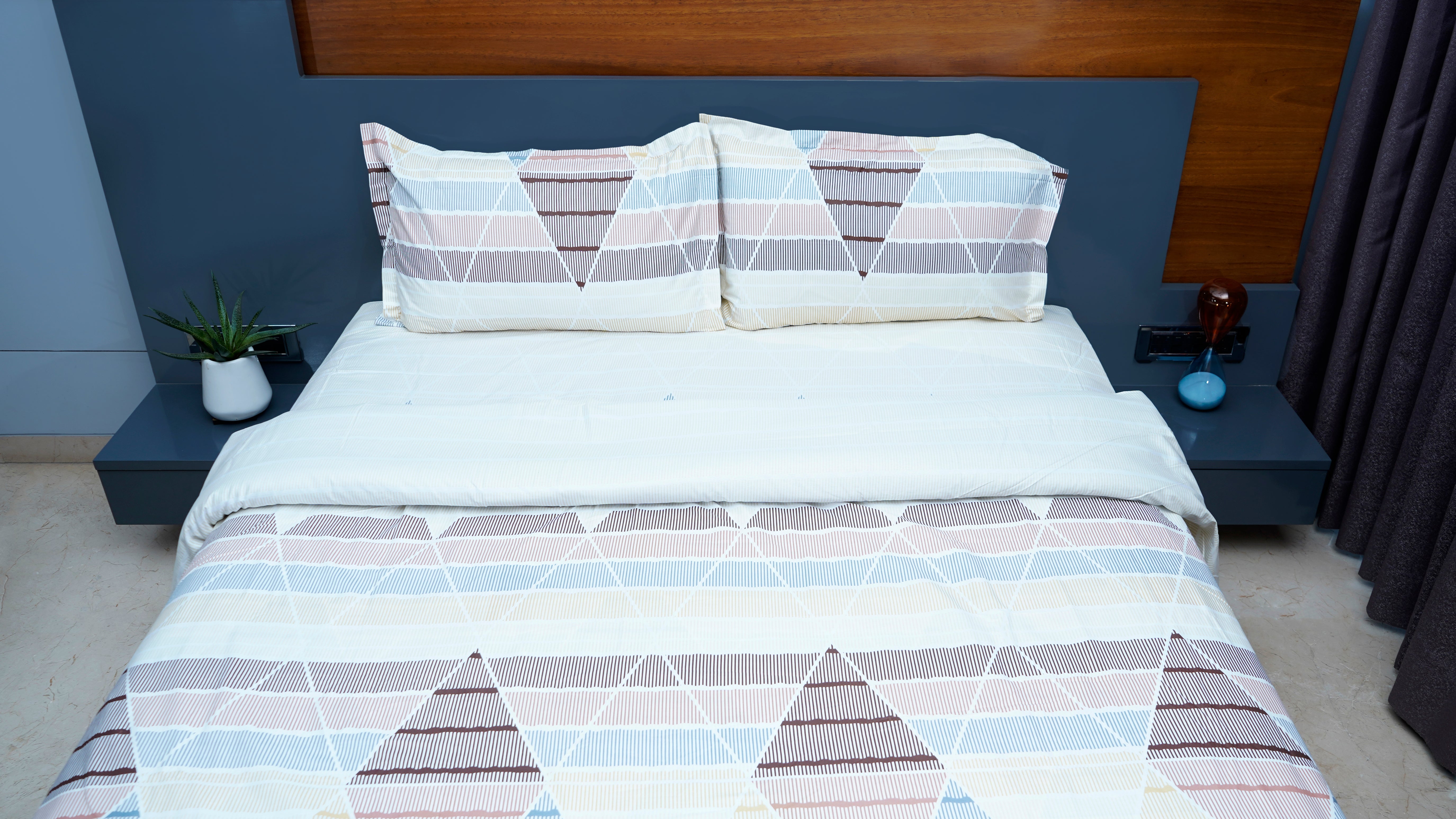 Shaded Grey & Brown Triangular 100% Cotton King Size Double Bedsheet with two pillow covers