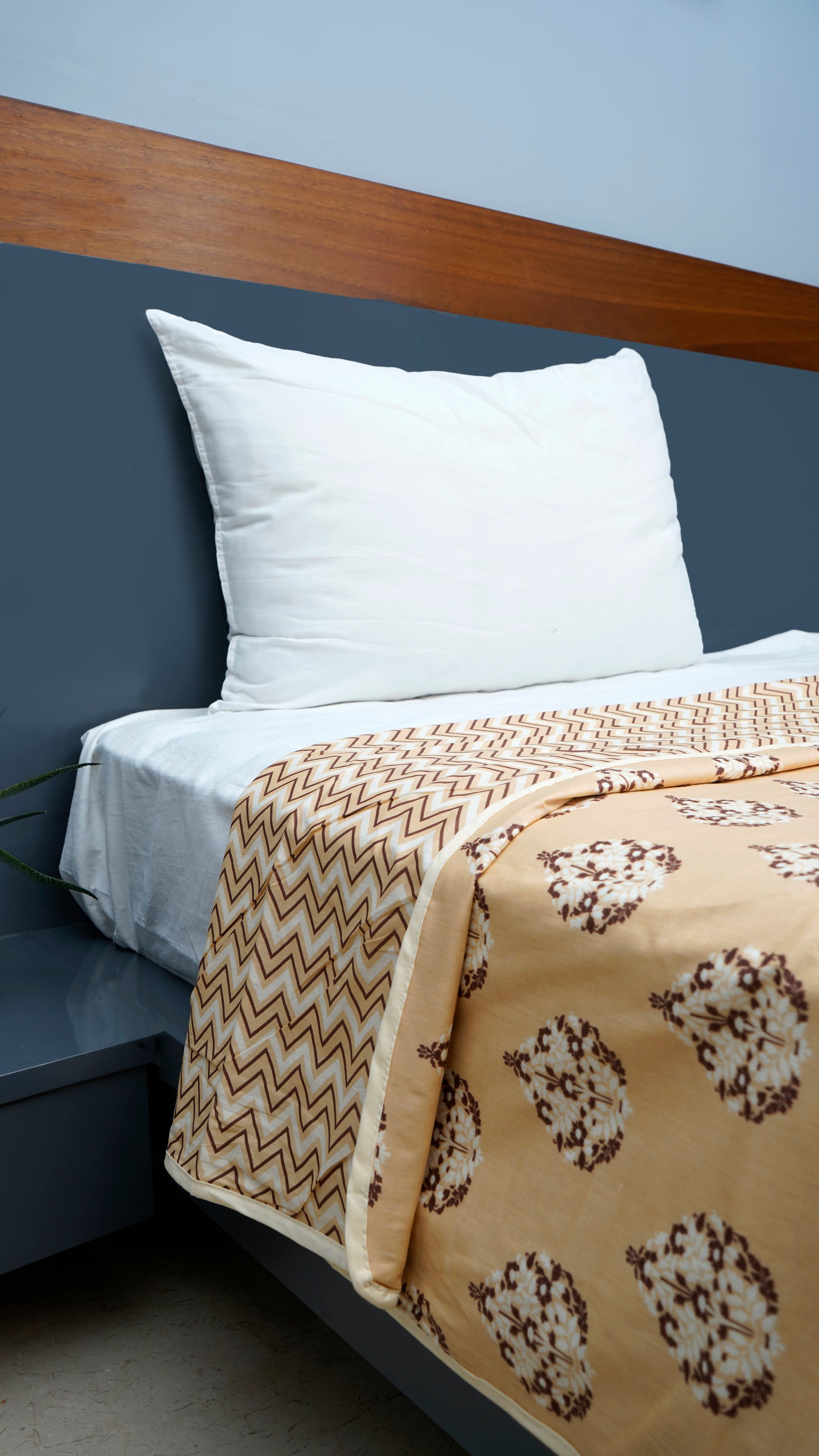 100% Cotton reversible single size Dohar/AC Blankets with Brown zig zag and floral prints