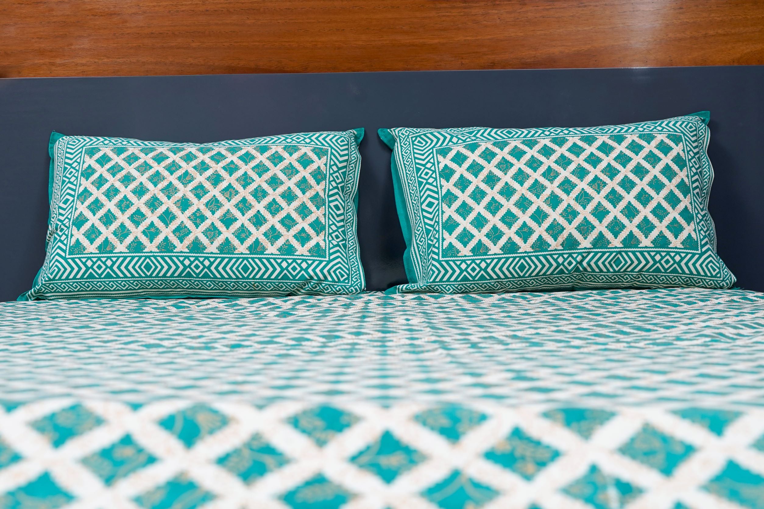 Inizio Jaipuri Sanganeri Hand Block Printed Queen Size Bedsheet with Two Matching Pillow Covers Breathable Cotton Fabric Flat Bedsheets for Comfortable Sleep