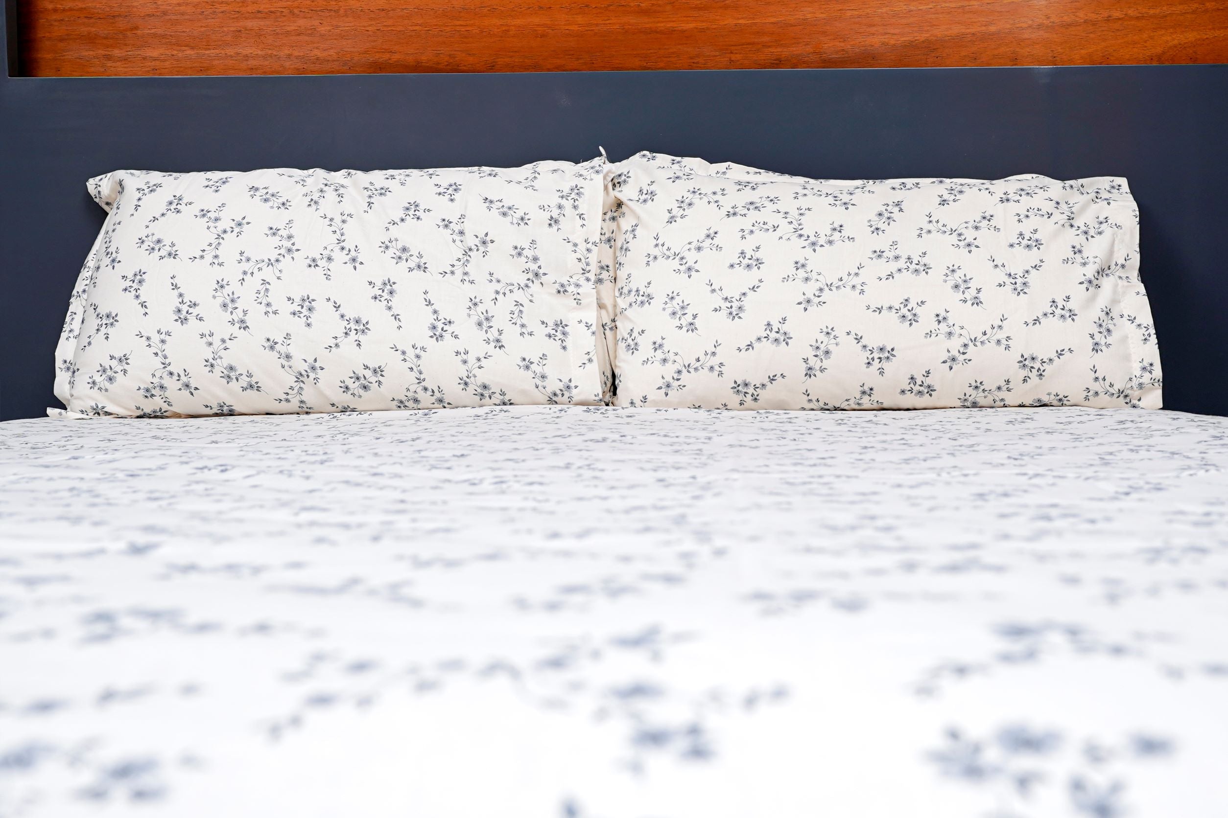 Cream Small Buti Floral Grey Queen Size Bedsheet for Double Bed Along with Pillowcase Soft Easy Care