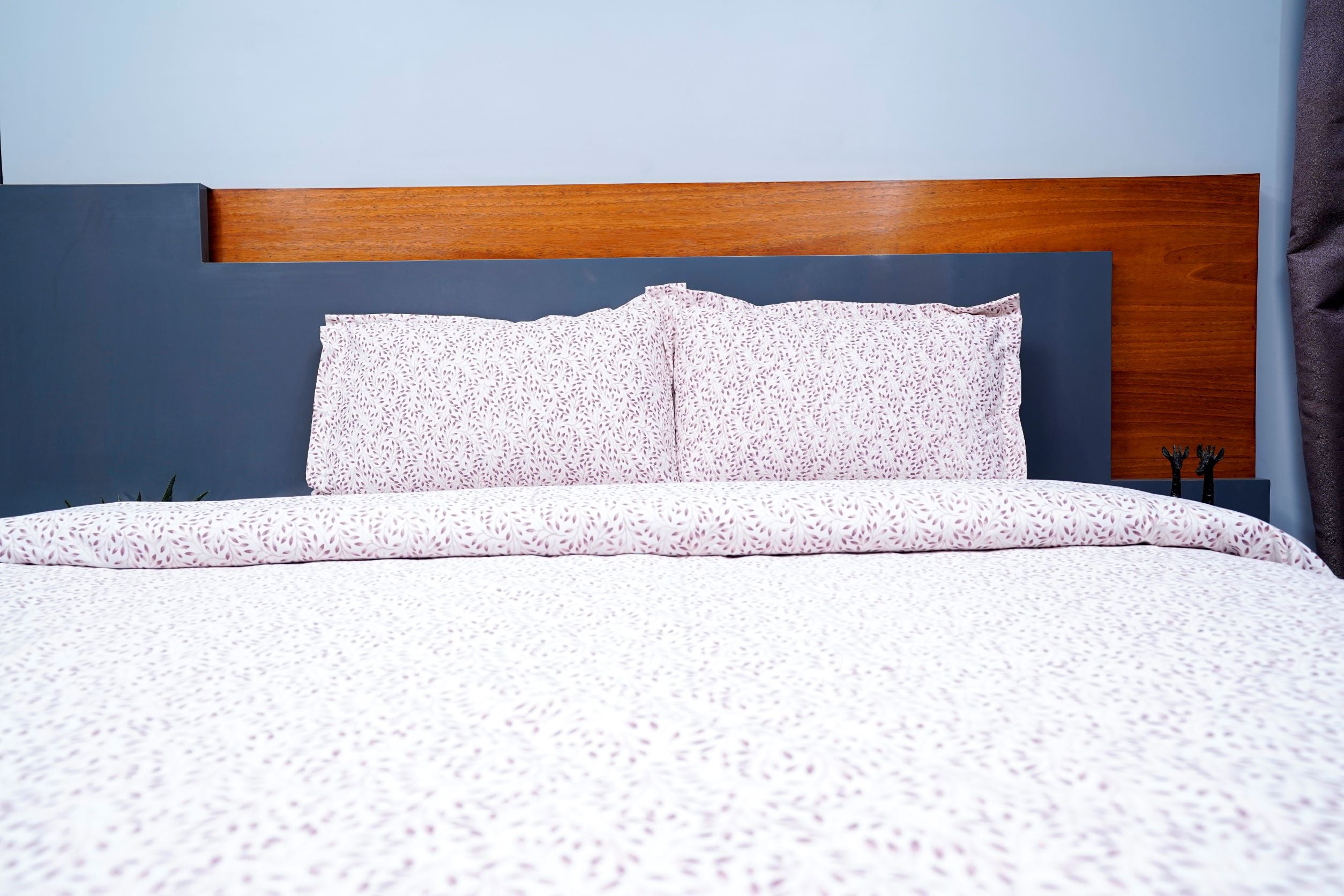 White Small Floral Leave Printed King Size Bedsheet with Pillow Covers No Wrinkle & Fade Resistant Ultra Soft