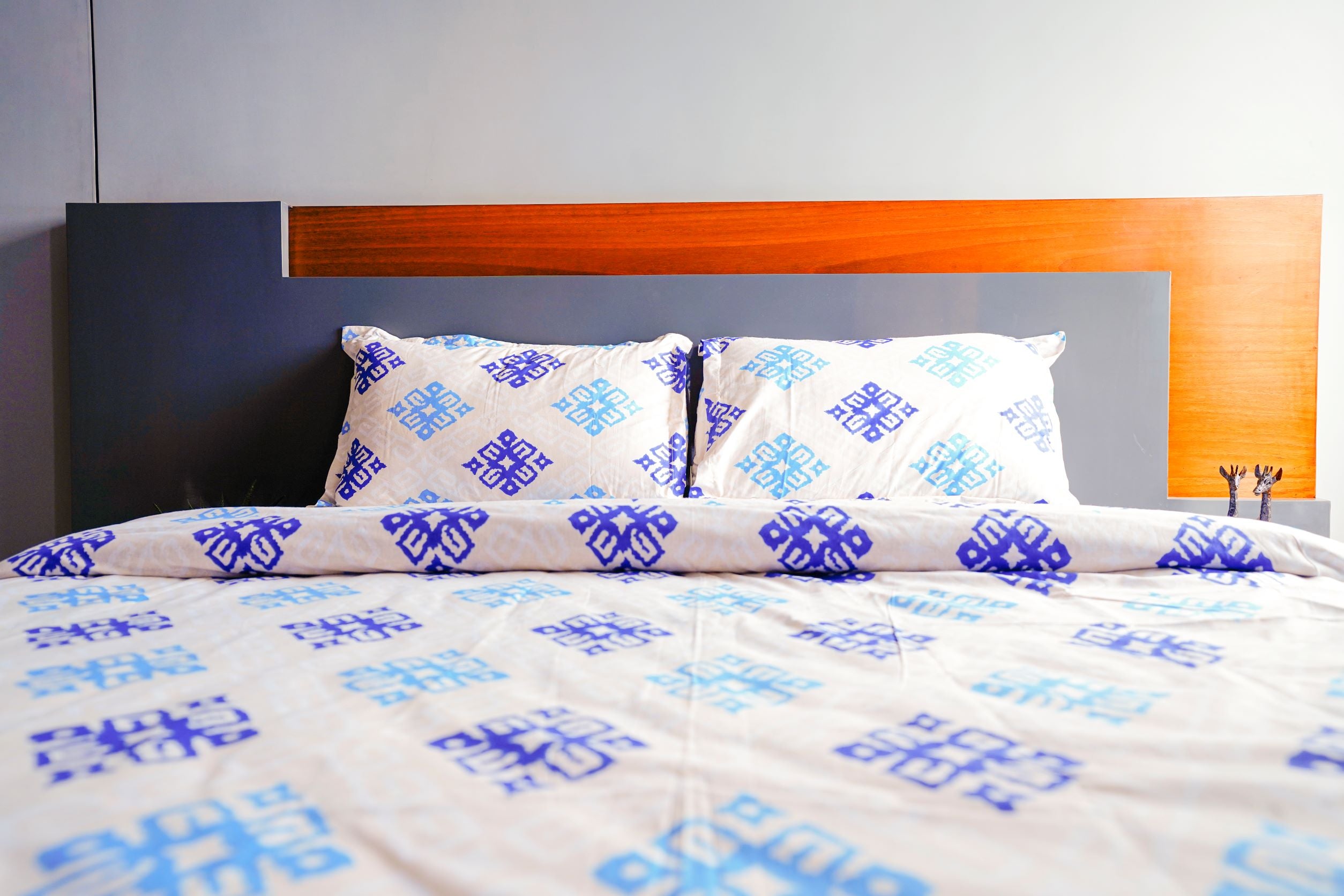 Queen Size Solid Print Cotton Bed sheet with 2 Pillow Covers, Ultra Soft Lightweight Breathable & Shrink Free