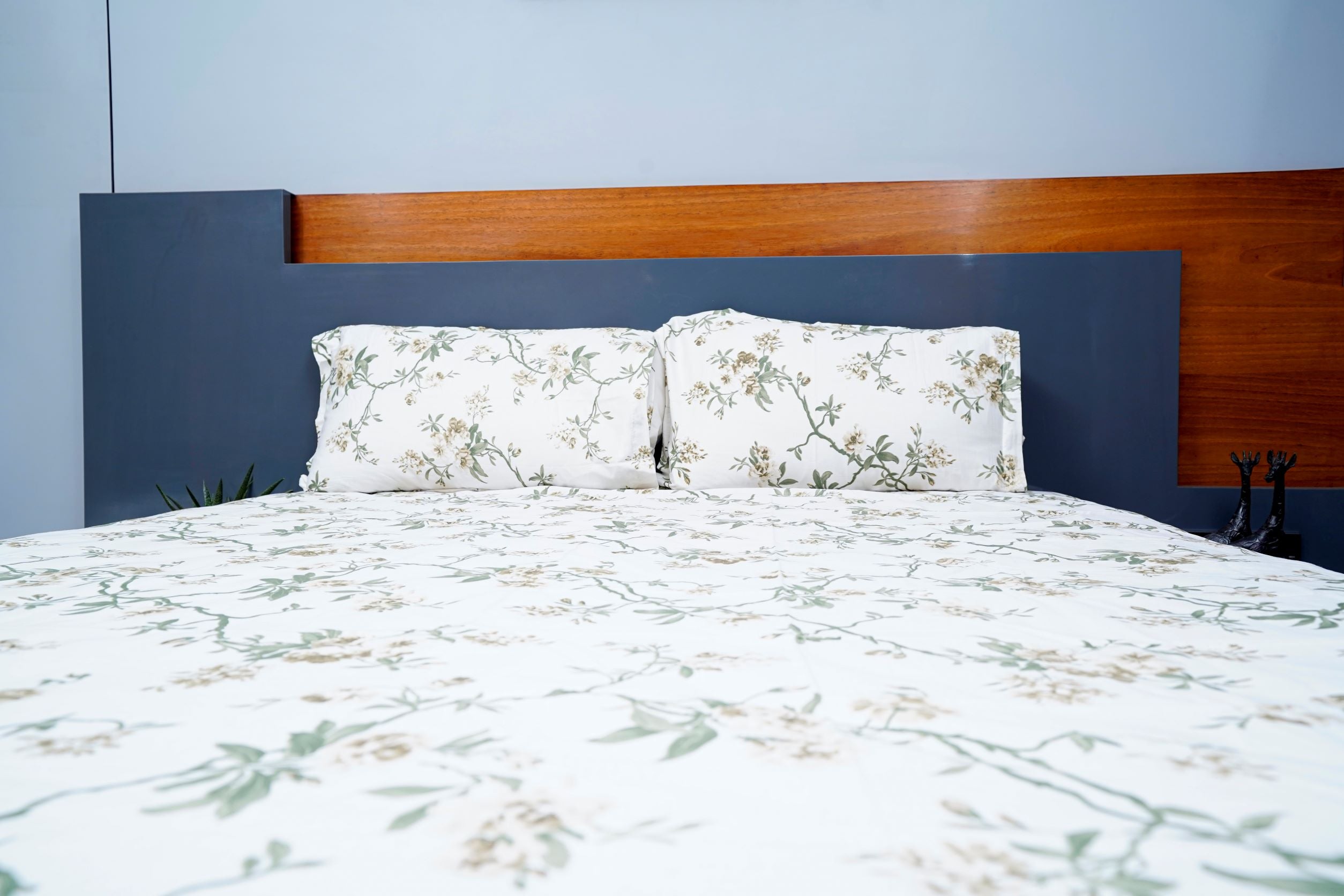White Green Leaves Printed Cotton King Size Bed sheet with Soft Pillowcases Extra Soft