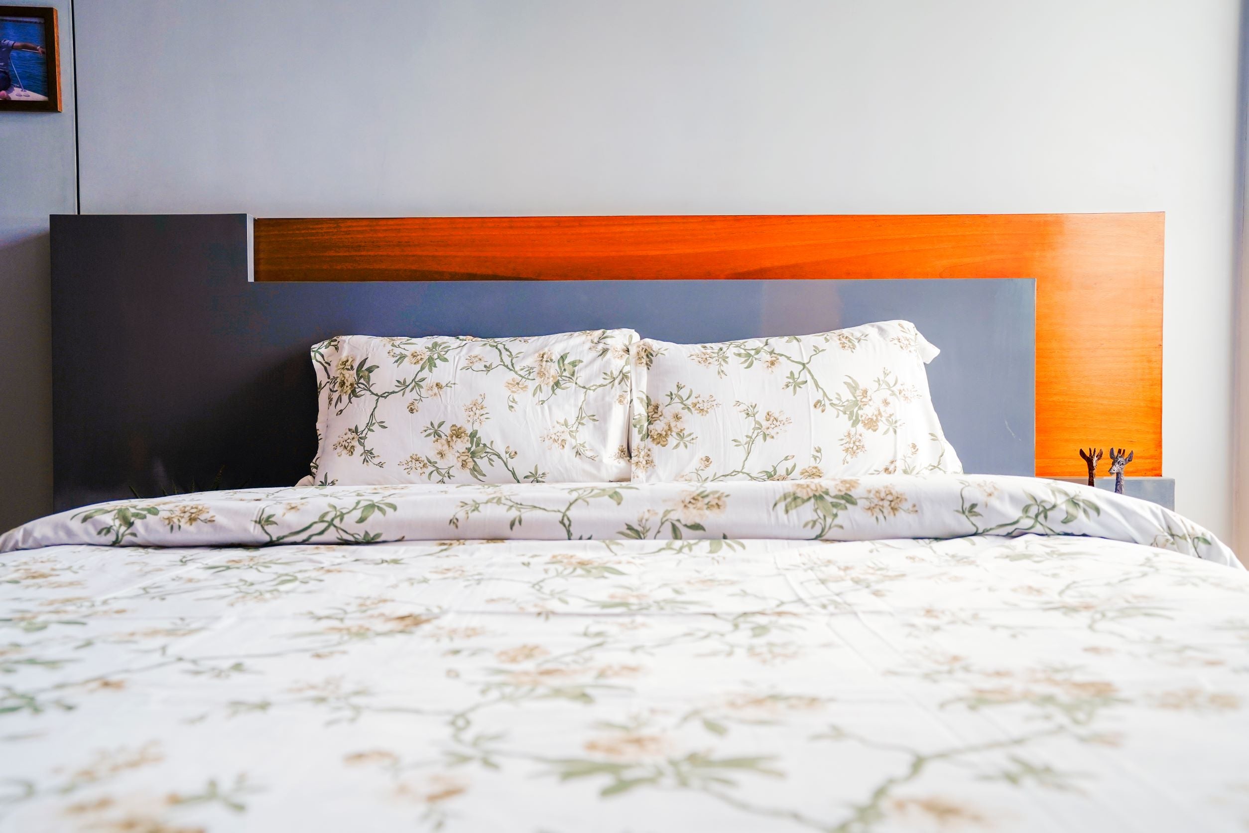 White Green Leaves Printed Cotton King Size Bed sheet with Soft Pillowcases Extra Soft