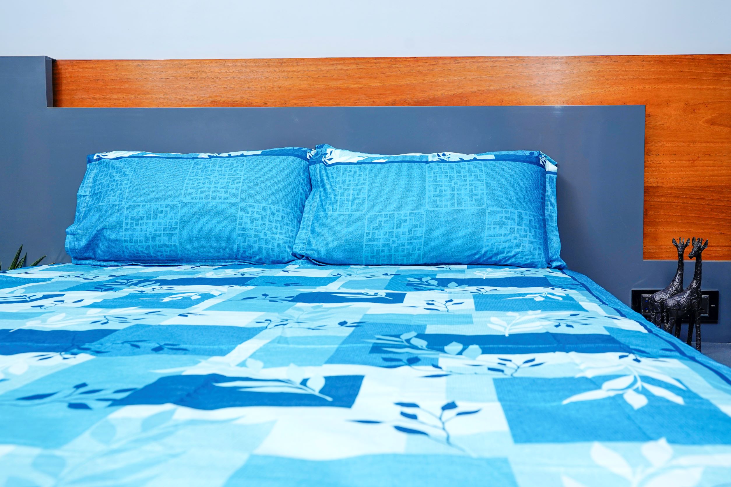 Ultra Soft Solid Print Queen Size Cotton Bed sheet, Lightweight Breathable & Shrink Free, contains 2 Pillow Covers