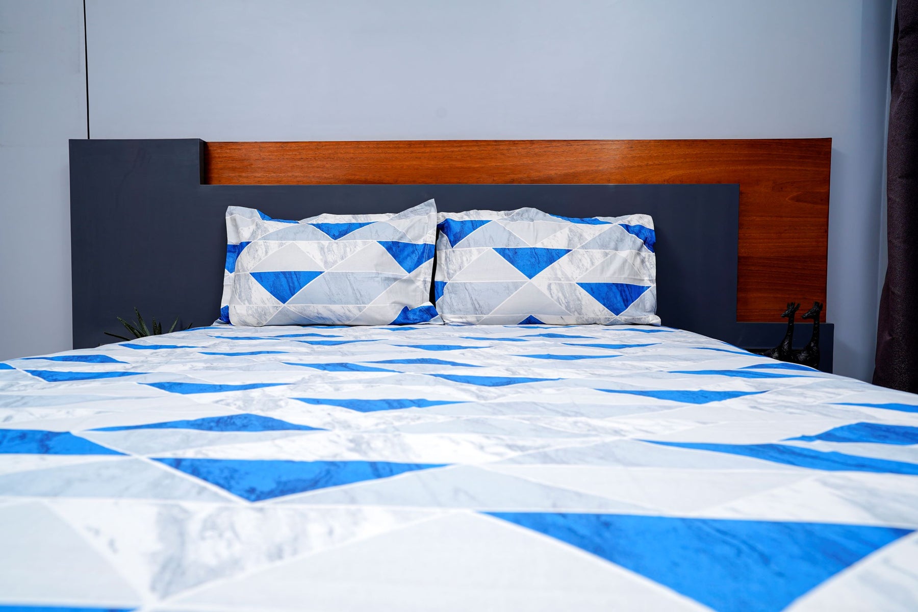 Modern Printed Blue and White Cotton King Size Bed sheet with Beautiful Pillow Covers Traditional Soft Cozy