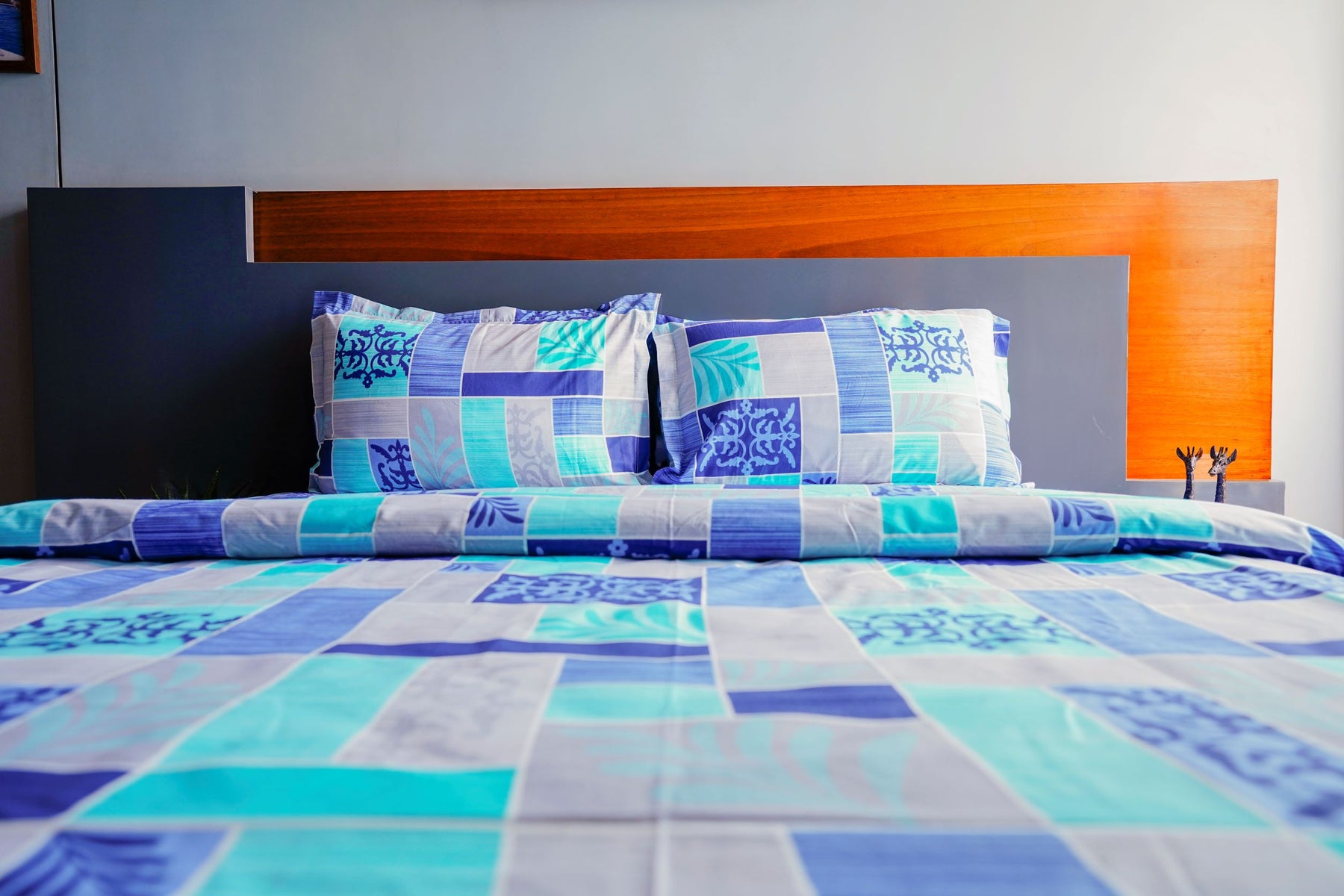 Square Print Queen Size Wrinkle Free Cotton Bedsheet with 2 Pillow Covers, Ultra Soft Lightweight & Breathable