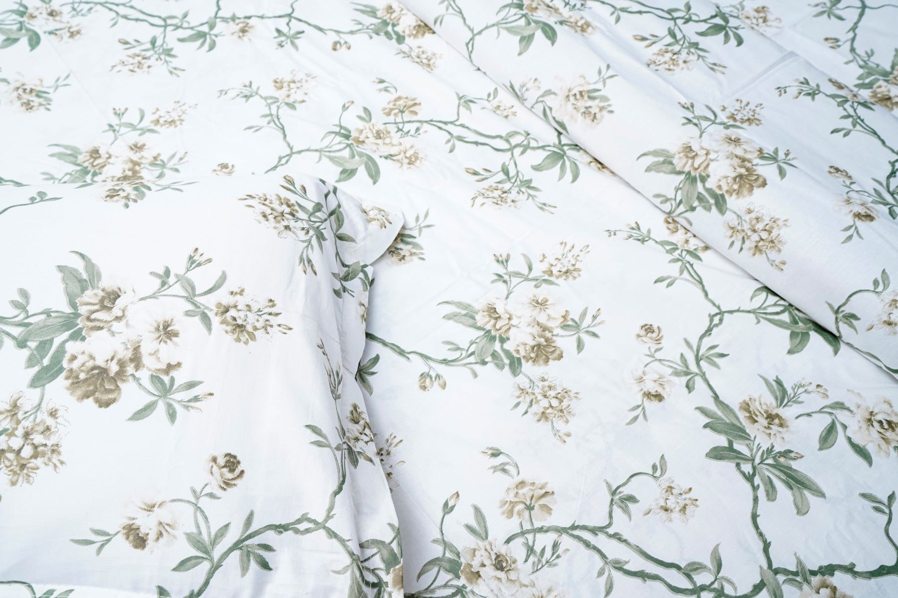 White Green Leaves Printed Cotton King Size Bed sheet with Soft Pillowcases  Extra Soft
